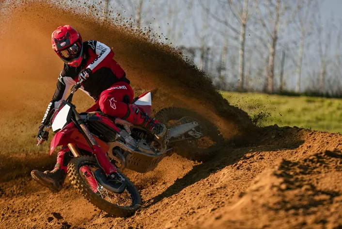 A Ducati intensifica sua ofensiva off-road: a nova Desmo450 MX Factory chega como uma máquina de motocross sem concessões, pronta para as corridas. Com 104 quilos, suspensão Showa Factory, sistema de escape em titânio Akrapovič e eletrônica de ponta, está preparada para os desafios mais extremos do MX – direto da fábrica e sem modificações.