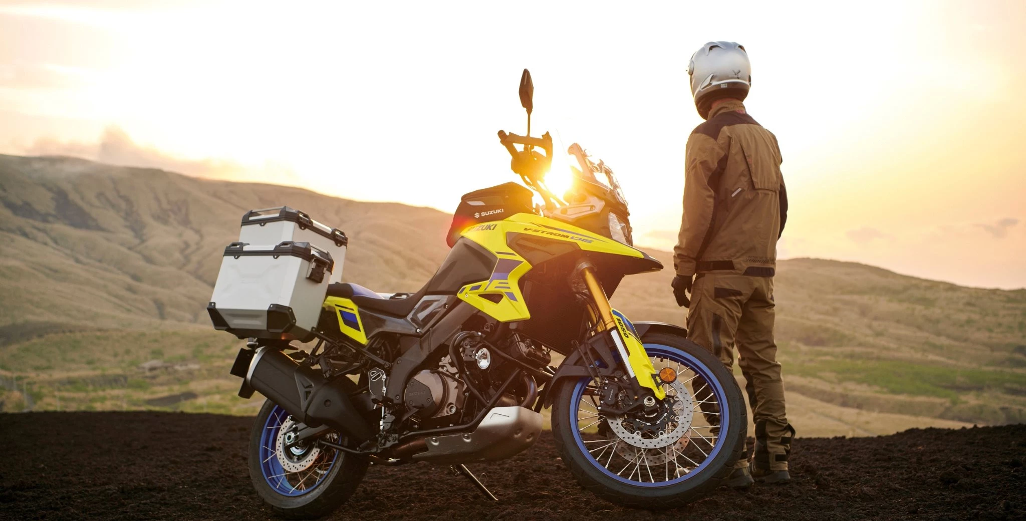 A Suzuki atualiza a V-Strom 1050 e 1050DE para 2026. Mantendo a confiabilidade técnica, o modelo recebe novas cores e um preço mais atraente para trazer um ar renovado.