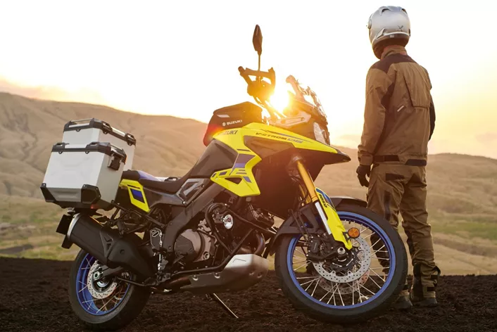 Suzuki osvěžuje modely V-Strom 1050 a 1050DE pro rok 2026. Technicky zůstává vše při starém, ale nové lakování a atraktivnější cena přinášejí novou energii.