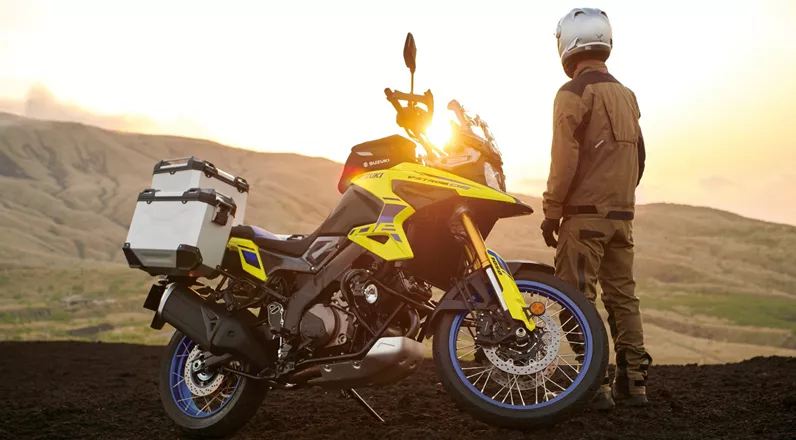 Suzuki frischt die V-Strom 1050 und 1050DE für 2026 auf. Technisch bleibt alles beim Bewährten, optisch sorgen neue Lackierungen und ein attraktiverer Preis für frischen Wind.