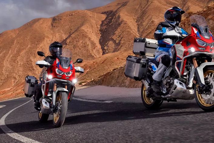Honda vnaša barve v avanturo: Za modelno leto 2026 bo CRF1100L Africa Twin dobila nove barvne in grafične možnosti. S tem želi proizvajalec priljubljene enduro serije vnesti sveže poudarke in ohraniti uspešen model še naprej privlačen.