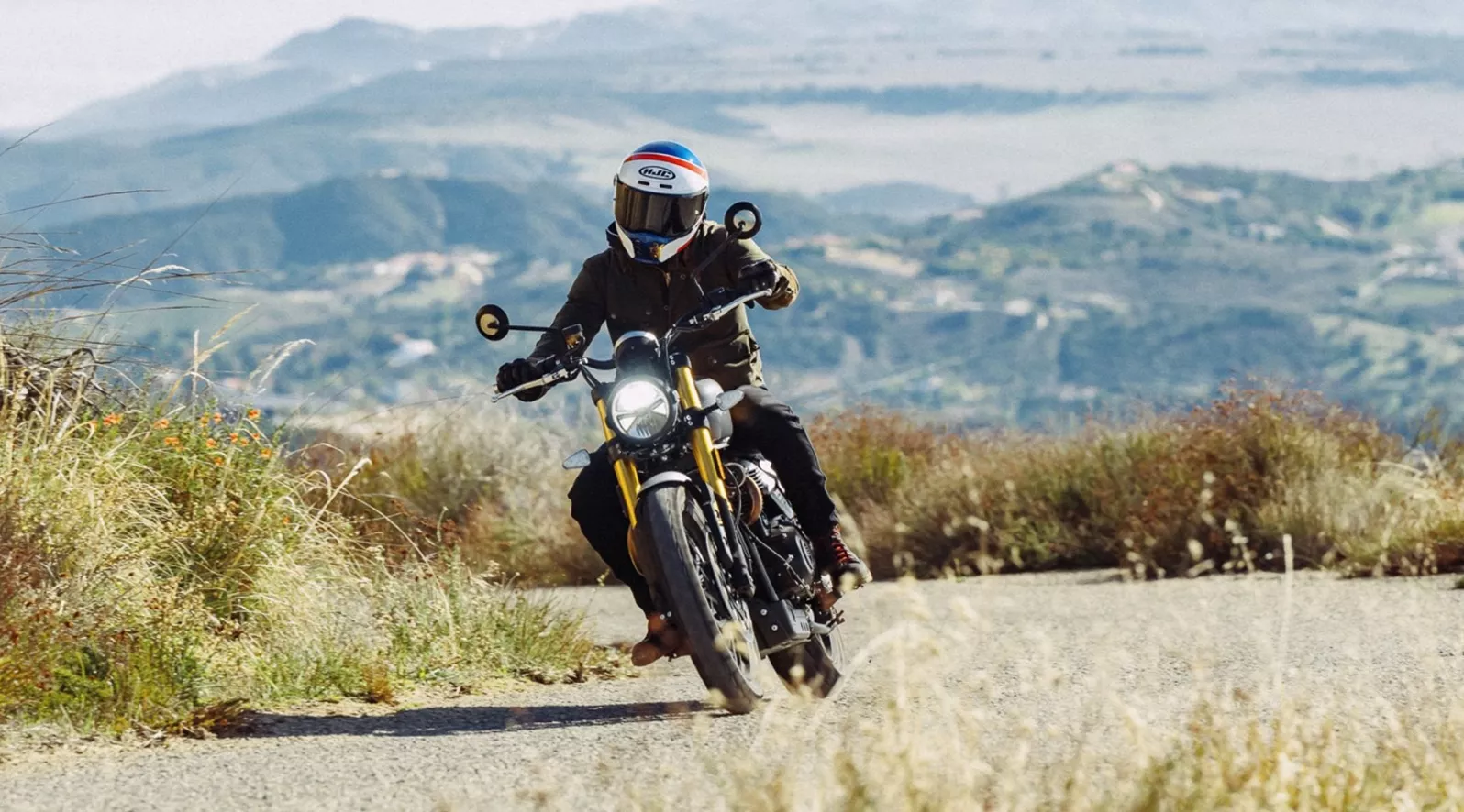 Von außen wirkt sie vertraut – doch die neue Triumph Scrambler 900 überrascht auf ganzer Linie. In Kalifornien entdecken wir, warum dieses Update mehr ist als nur Kosmetik.