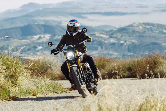 A primera vista parece familiar, pero la nueva Triumph Scrambler 900 sorprende por completo. En California descubrimos por qué esta actualización es mucho más que un simple retoque estético.