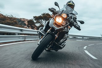 Straßenreifen für Reiseenduros: Die besten Pneus für 21 & 19 Zoll