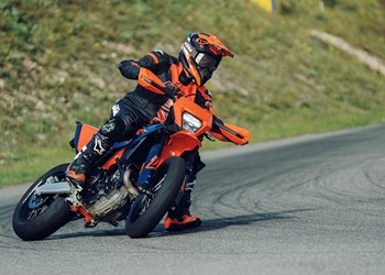 How to Supermoto: Bremsen, Driften, Sliden und Kontrolle am Limit