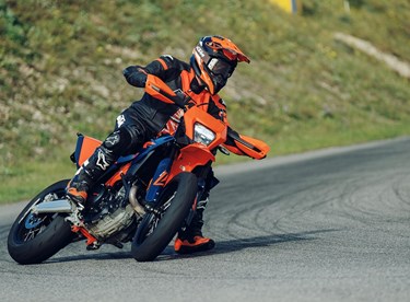 How to Supermoto: Bremsen, Driften, Sliden und Kontrolle am Limit