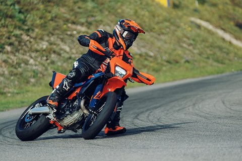 How to Supermoto: Bremsen, Driften, Sliden und Kontrolle am Limit