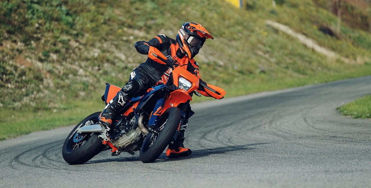 How to Supermoto: Bremsen, Driften, Sliden und Kontrolle am Limit