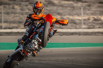 How to Supermoto: Wheelie und Stoppie für Anfänger