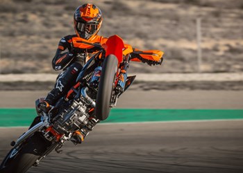 How to Supermoto: Wheelie und Stoppie für Anfänger