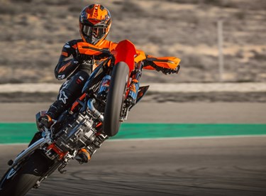 How to Supermoto: Wheelie und Stoppie für Anfänger