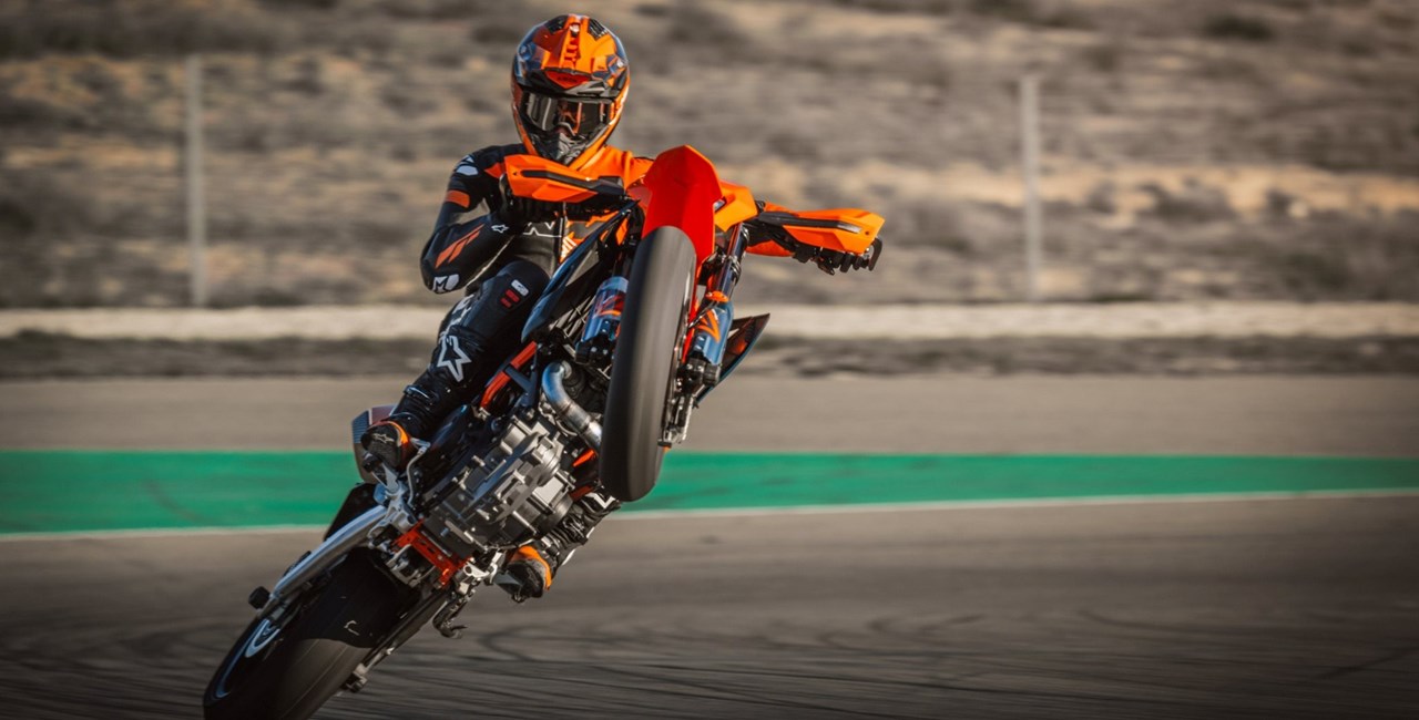How to Supermoto: Wheelie und Stoppie für Anfänger