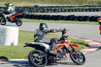 How to Supermoto: Schneller in engen Kurven