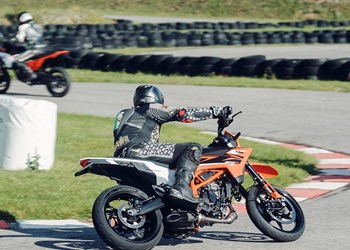 How to Supermoto: Schneller in engen Kurven