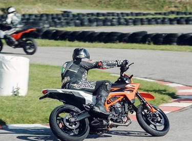 How to Supermoto: Schneller in engen Kurven