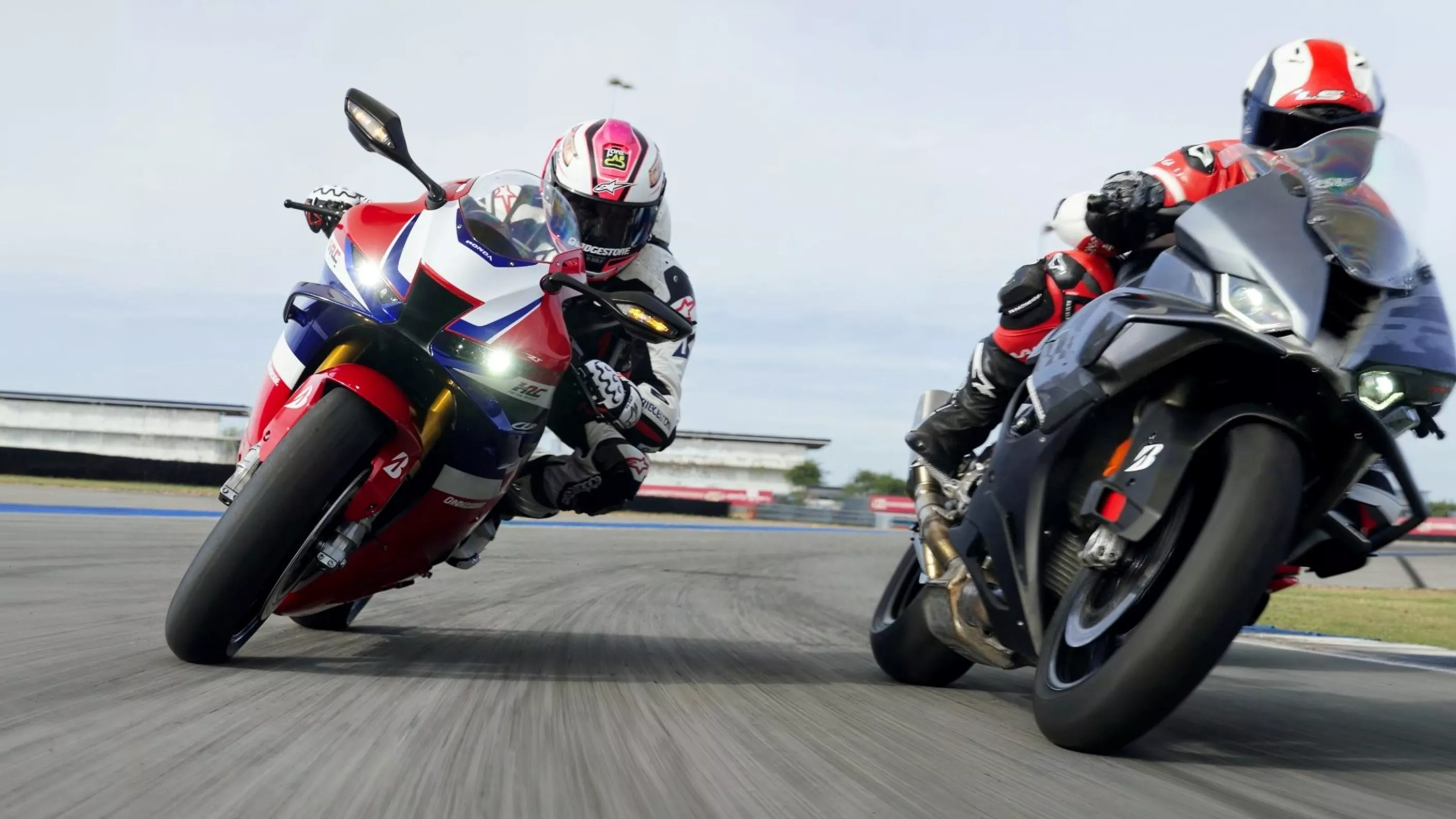 Honda Fireblade vs BMW S 1000 RR – Superbike Jämförelsetest Honda Fireblade vs BMW S 1000 RR – Superbike Jämförelsetest