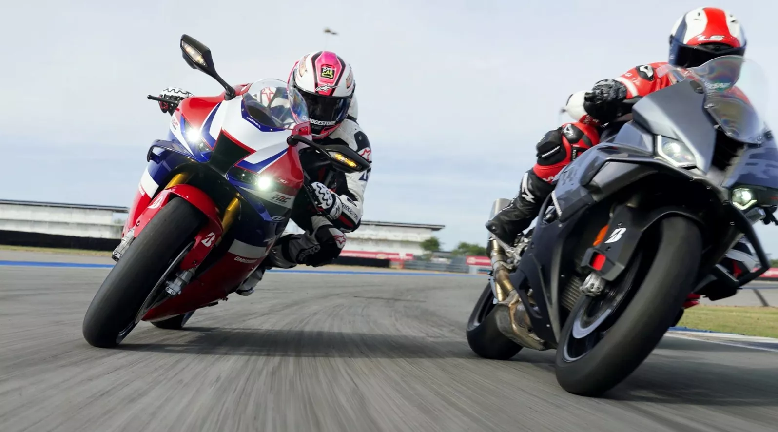 Två av de kraftfullaste superbikes i vår tid ställs mot varandra i en direkt jämförelse. Honda CBR1000RR-R Fireblade möter BMW S 1000 RR. Vi visar var precision och smidighet skiljer sig åt och vilken hoj som verkligen imponerar både på vägen och banan.