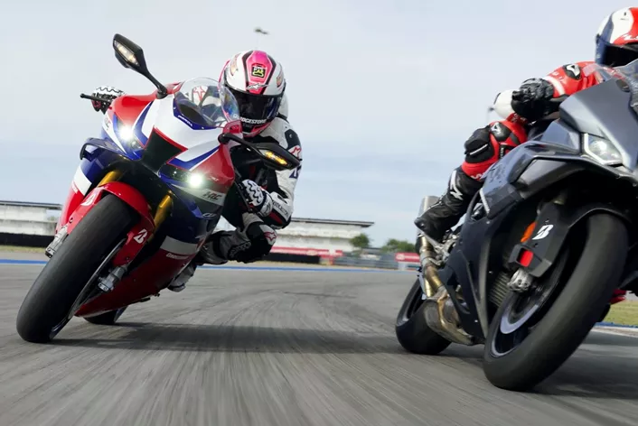 Zwei der stärksten Superbikes unserer Zeit im direkten Vergleich. Die Honda CBR1000RR-R Fireblade trifft auf die BMW S 1000 RR. Wir zeigen, wo sich Präzision und Agilität unterscheiden und welches Bike auf Straße und Rennstrecke wirklich überzeugt.
