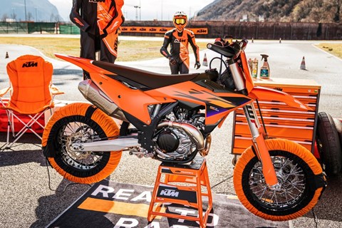 How to Supermoto: Straßen- vs. Racing-SuMos