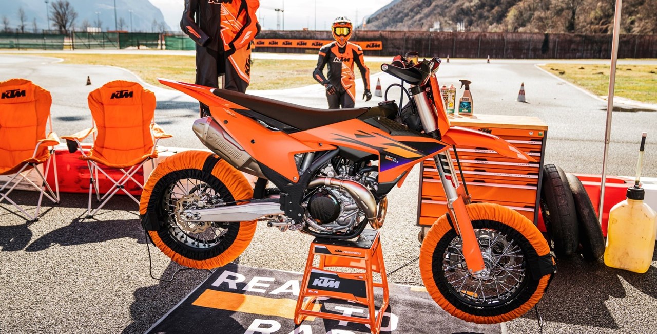 How to Supermoto: Straßen- vs. Racing-SuMos