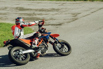 How to Supermoto: Hang-Off oder Drücken?