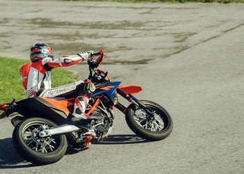How to Supermoto: Hang-Off oder Drücken?