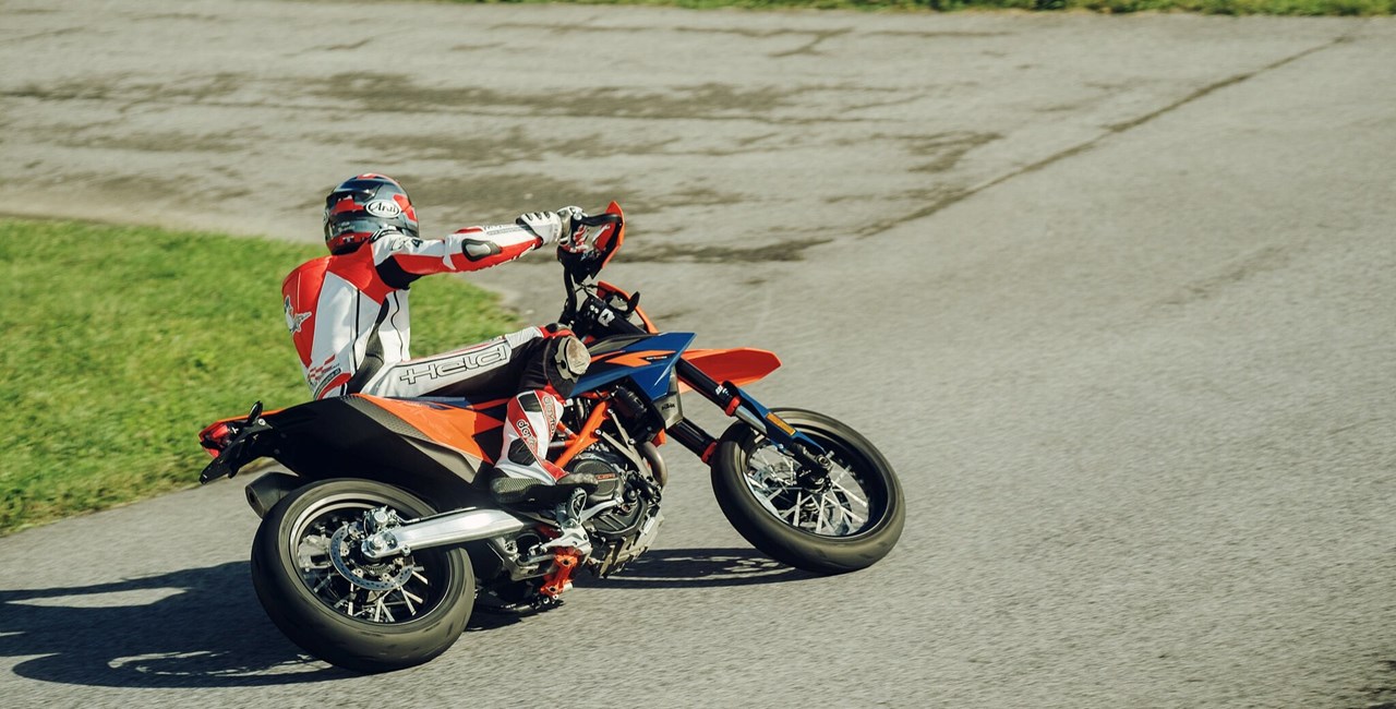 How to Supermoto: Hang-Off oder Drücken?