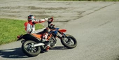 How to Supermoto: Hang-Off oder Drücken?