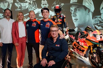 Pedro Acosta als Weltmeister-Held im KTM Museum präsentiert