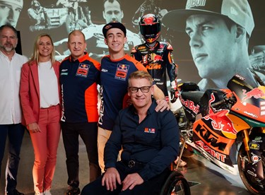 Pedro Acosta als Weltmeister-Held im KTM Museum präsentiert