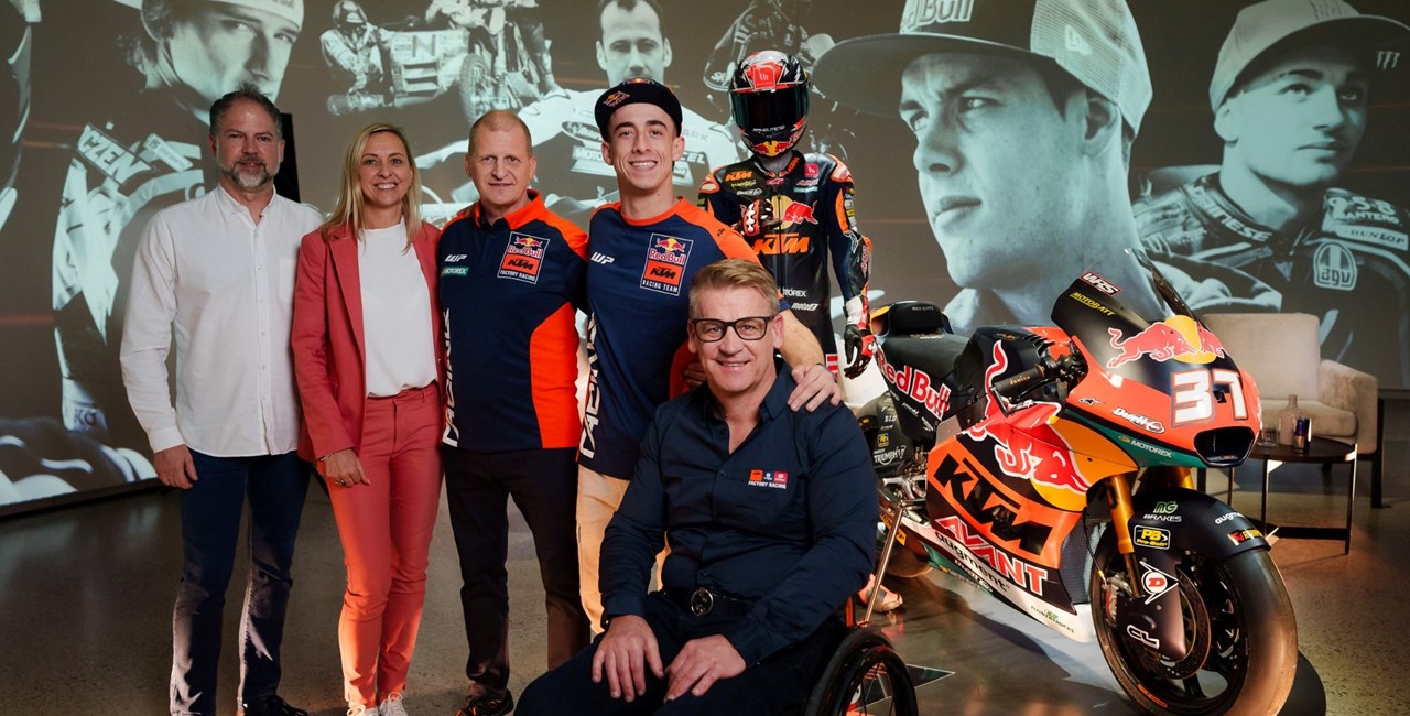 Pedro Acosta als Weltmeister-Held im KTM Museum präsentiert