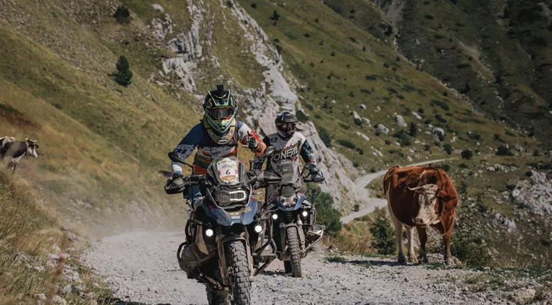 Monterra Raid 2026 popelje adventure motorje skozi Balkan. Od 5. do 12. septembra vas čaka 1000 kilometrov skozi Bosno in Hercegovino ter Črno goro. Začetek je v Belašnici pri Sarajevu. Na voljo je le 60 mest.