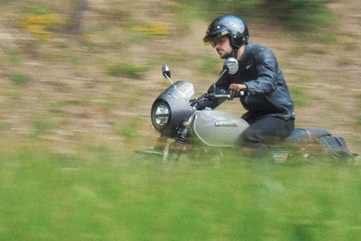 Ibland behövs det inte mer kraft, teknik eller ett högre pris för att vara lycklig. Honda GB350S påminner oss om vad motorcykelkörning verkligen handlar om: känsla, lugn och ärlig mekanik. En testrapport om avkoppling på två hjul.