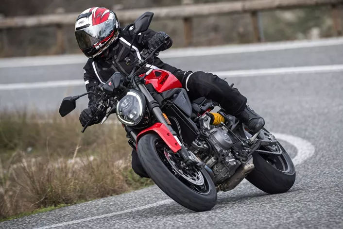 Plus légère, moderne mais indéniablement Monster : la Ducati Monster 2026 marque un véritable renouveau. Nouveau moteur V2, construction radicalement allégée et électronique moderne promettent plus de plaisir de conduite que jamais. Découvrez dans notre essai si Ducati redéfinit vraiment cette icône.