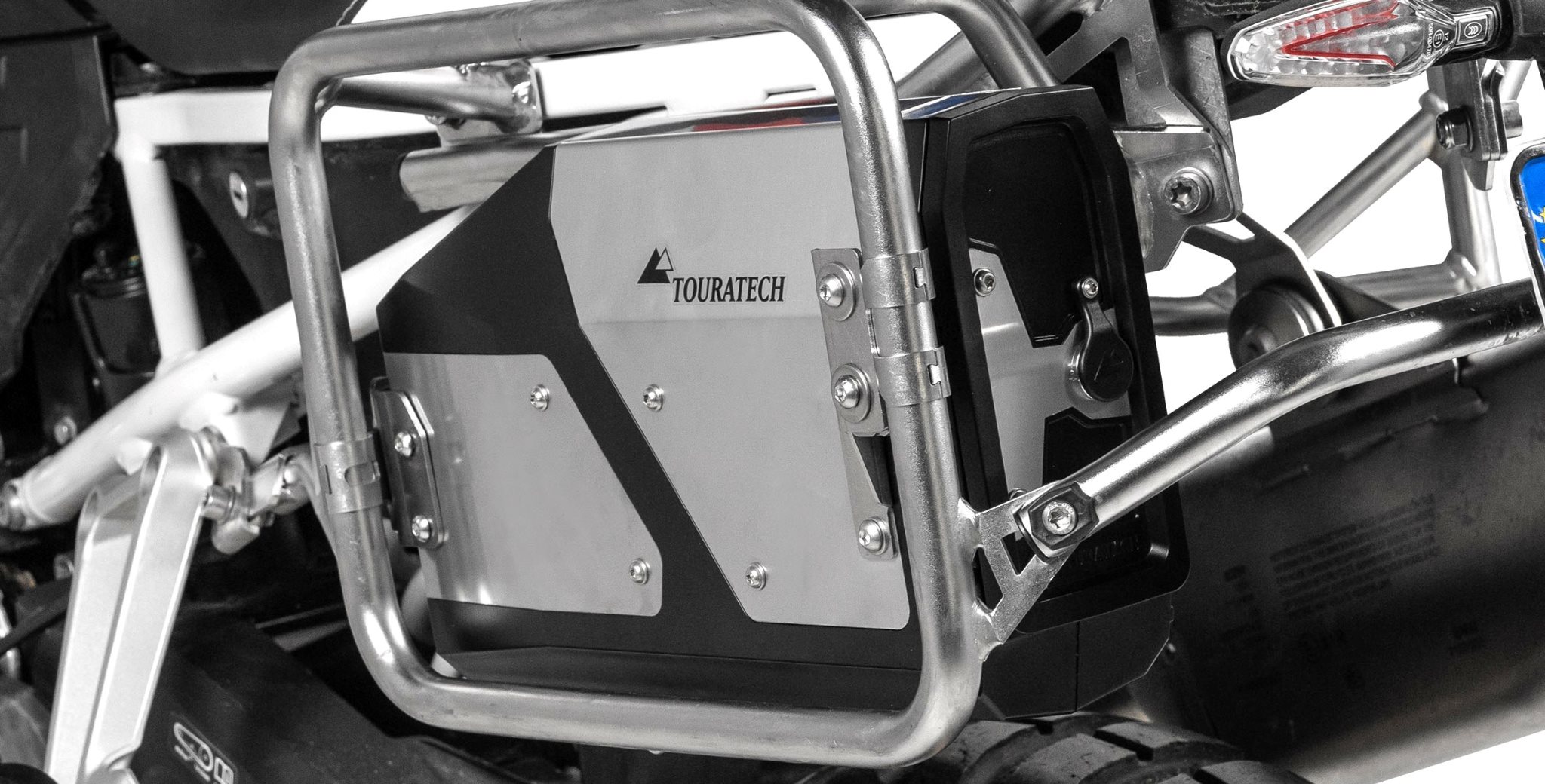 Espace de rangement astucieusement optimisé sur le porte-bagages de gauche.