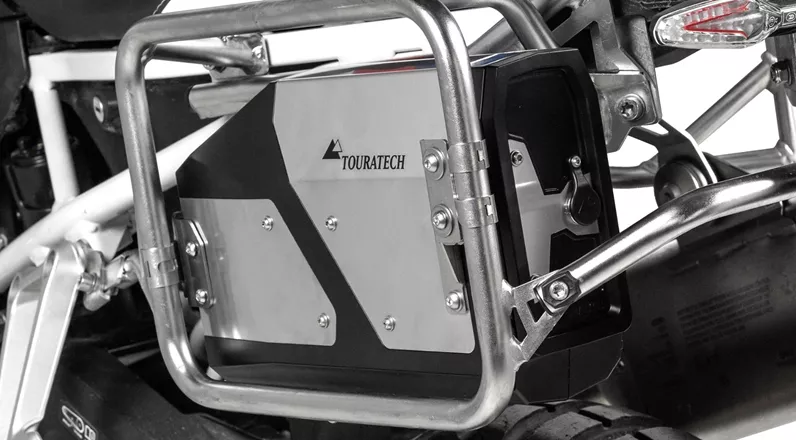 Touratech expands its accessory lineup for the BMW F 900 GS with a compact tool box. Utilizing the free space on the left luggage rack, it offers 4.2 liters of storage, allowing for quick access to tools or gear.