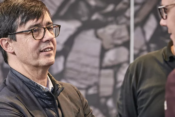 Elektrikli iki tekerlekli araçların öncüsü Zero Motorcycles, 2026 model yılı için stratejik bir yeniden lansman planlıyor: Daha büyük bataryalar, daha hızlı şarj seçenekleri, yeni yazılım stratejileri ve ilk kez Avrupa pazarı için özel olarak tasarlanmış bir A1 scooter. Deneyimli otomotiv yöneticisi Pierre-Martin Bos, şirketin yönetimini devralırken, Ralf Czaplinski, Almanya ve Avusturya pazarlarına odaklanarak Avrupa'daki stratejik gelişimden sorumlu olacak. 1000PS ile yapılan derinlemesine bir röportajda, her iki isim de önceki Zero modellerinin güçlü ve zayıf yönleri, fiyatlandırma gerçekleri, şarj altyapısı, Cypher yazılımı, yeni hedef kitleler ve Çin ve Hindistan'dan artan rekabete rağmen Zero'nun neden sürekli olarak premium performans vaadini yerine getirdiği hakkında samimi bir şekilde konuşuyor.