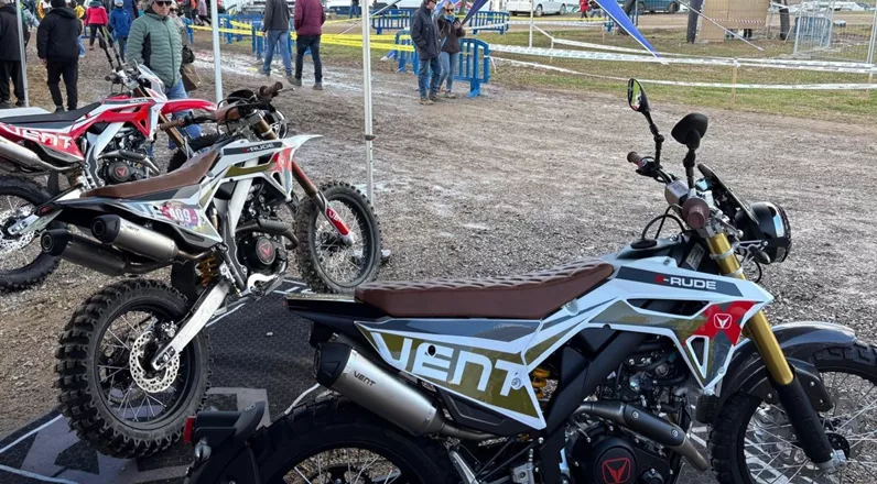 La fabbrica italiana di enduro Vent Moto fa scalpore alla leggendaria Bassella Race con una X-RUDE modificata. Oltre 1.200 piloti off-road da tutta Europa hanno raccolto la sfida catalana. Qual è il segreto di questo successo?