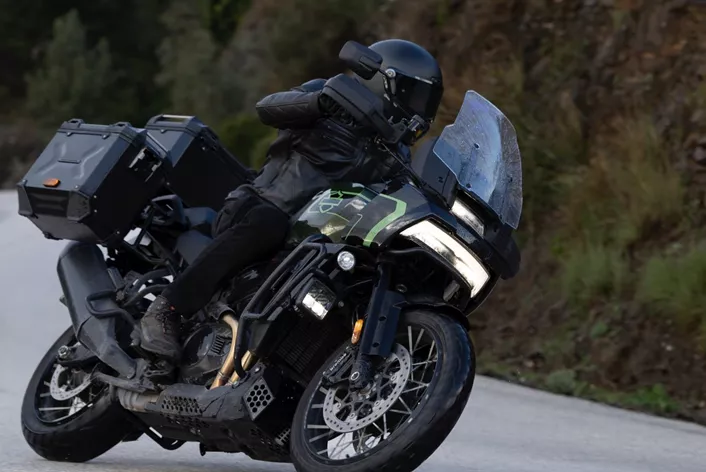 A máquina de aventura de Milwaukee é voltada para aventureiros que não temem mudanças climáticas nem longas distâncias, chegando equipada de fábrica com um amplo pacote de Touring e Offroad. Nos arredores da deslumbrante Málaga, NoPain testou a nova Harley-Davidson Pan America 1250 Limited em todas as condições climáticas. Entre chuvas e sol radiante, esta big trail teve a chance de mostrar do que realmente é capaz.