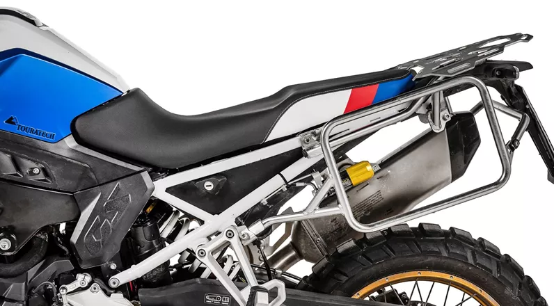 Die BMW F 900 GS ist für Gelände und lange Reisen gebaut. Mit der neuen Touratech Komfortsitzbank im sportlichen Trophy Look soll nun auch die Ergonomie auf ein höheres Niveau gehoben werden. Mehrschichtiger Schaumkern, Fresh Touch Bezug und drei Sitzhöhen versprechen mehr Komfort auf Straße und Schotter.