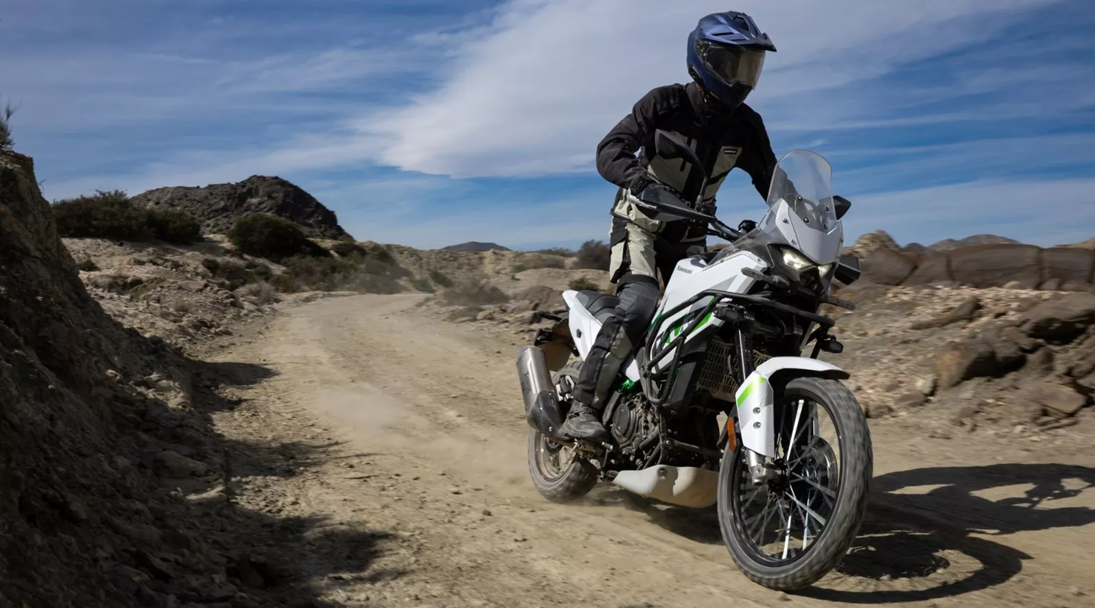 De marketing rond de nieuwe KLE500 is behoorlijk opgeblazen. Maar is de KLE echt een rally-reisenduro of eerder een A2-allrounder met een avontuurlijke uitstraling? We hebben haar op de weg, in het dagelijks gebruik en offroad getest.