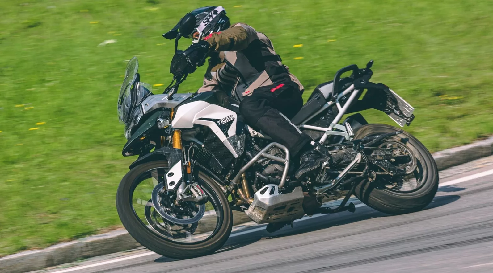 Wie schlägt sich Triumphs Mittelklasse-Enduro im Alltag? Wir haben Redaktionstest und Community-Feedback ausgewertet. Das Ergebnis zeigt klare Stärken - aber auch Schwachstellen, die Käufer kennen sollten.