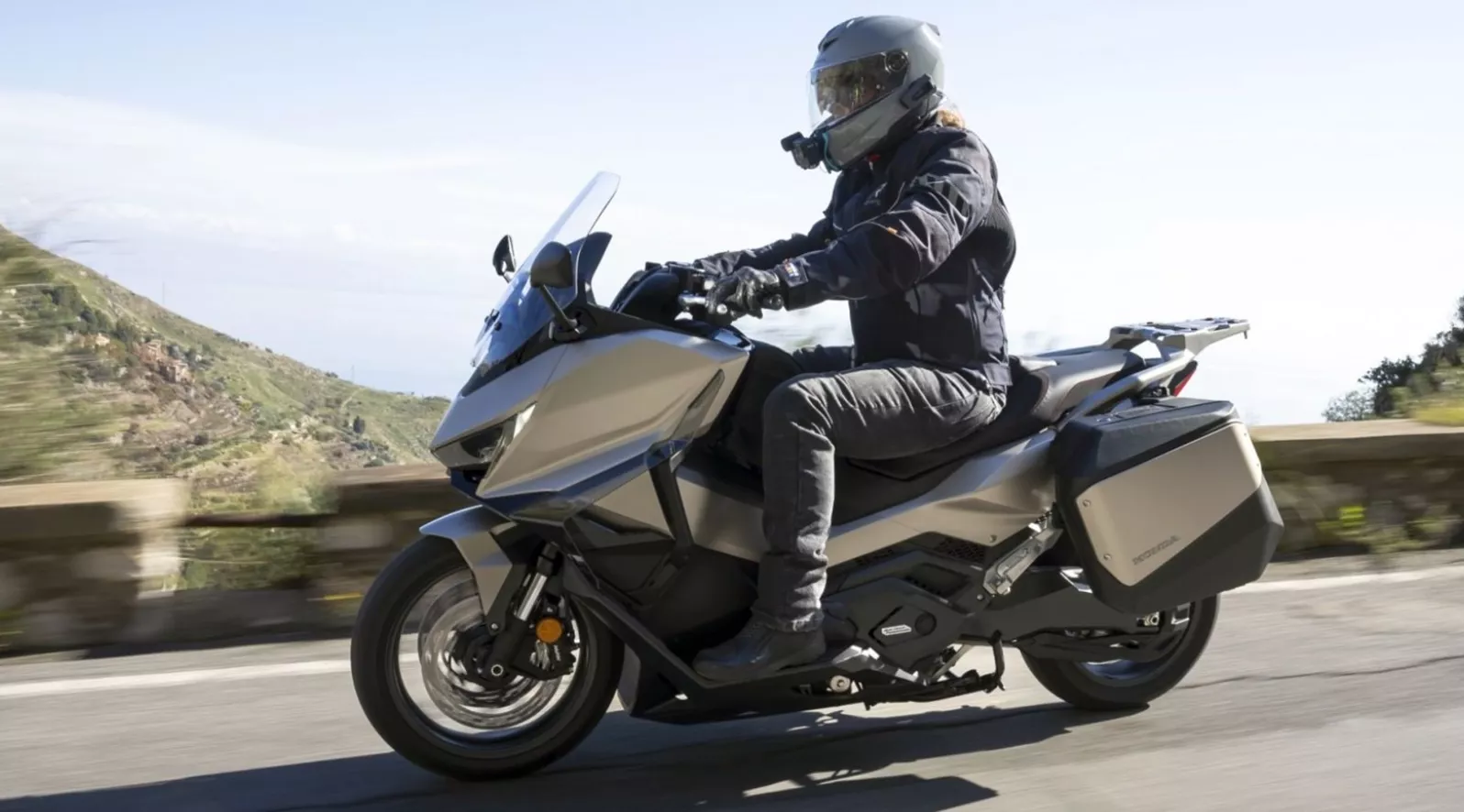 Honda Forza 750 polarizuje komunitu 1000PS jako málokterý jiný maxi skútr. Díky výraznému faceliftu pro rok 2025 Honda nejen vylepšila design, ale také přinesla technické novinky jako dlouho žádaný tempomat a elektricky nastavitelný štít.