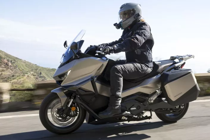 The Honda Forza 750 stirs debate within the 1000PS community like no other maxi-scooter. With the substantial facelift for 2025, Honda has not only enhanced its aesthetics but also introduced technical innovations such as the long-awaited cruise control and an electrically adjustable windshield.