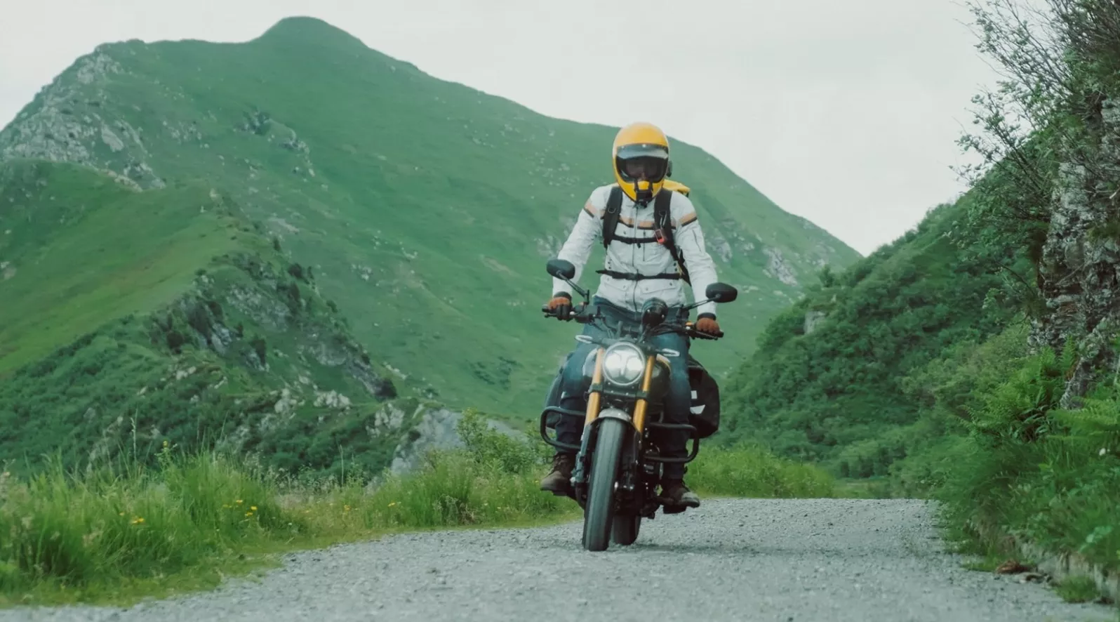 Die TVS Ronin 2023 präsentiert sich als ungewöhnlicher Ansatz im Scrambler-Segment. Mit 225 cm³ Hubraum, 20,4 PS, 19,93 Nm Drehmoment und einem Gewicht von 162,5 kg positioniert sich das indische Motorrad bewusst als erschwingliche Alternative für 3.800 Euro. Die Community-Analyse von 454 Kommentaren zeigt überwiegend positive Resonanz mit bemerkenswerten Langzeiterfahrungen.