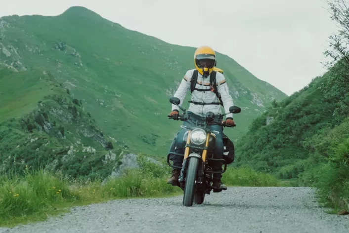 TVS Ronin 2023, Scrambler segmentine sıra dışı bir yaklaşım olarak karşımıza çıkıyor. 225 cc motor hacmi, 20,4 beygir gücü, 19,93 Nm tork ve 162,5 kg ağırlığı ile bu Hint motosikleti, 3.800 Euro'luk uygun fiyatıyla dikkat çekici bir alternatif olarak konumlanıyor. 454 yorumun incelendiği topluluk analizi, ağırlıklı olarak olumlu geri bildirimler ve kayda değer uzun dönem deneyimlerine işaret ediyor.