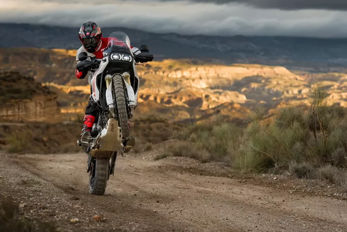Ducati DesertX vstopa v drugo generacijo. Nov 890 cm³ V2 motor, prenovljena šasija in sodoben elektronski paket še bolj poudarjajo offroad zmogljivosti, vendar teža preseneča!