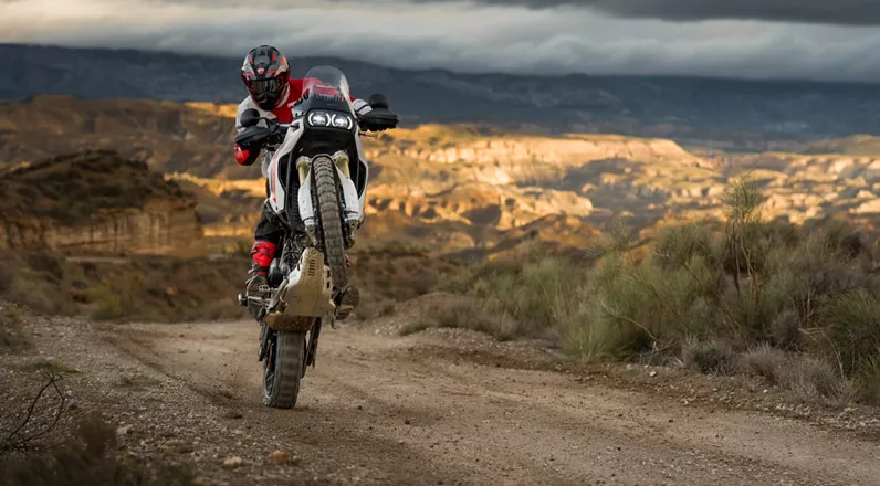 De Ducati DesertX gaat zijn tweede generatie in. De nieuwe 890cc V2, het herwerkte chassis en het moderne elektronica-pakket versterken de offroad-capaciteiten – maar het gewicht is toch een verrassing!