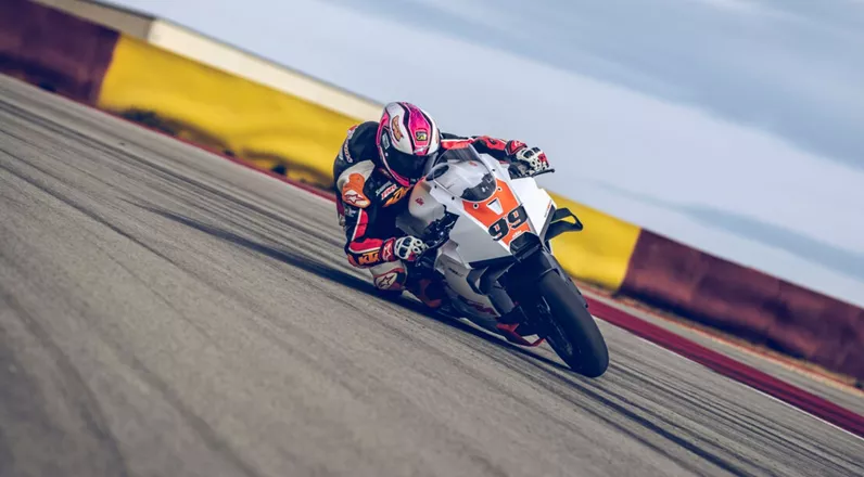 KTM presenteert een compromisloze circuitversie van de 990 RC R. De TRACK-variant laat straatgoedkeuring volledig achterwege en is puur gericht op circuitgebruik. Inclusief MotoGP-aerodynamica en een gereduceerd gewicht.