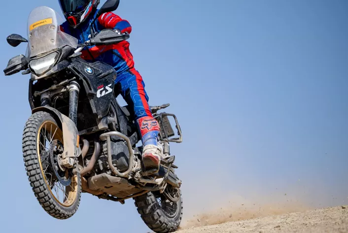 Kırk yılın ardından Continental, ikonik seyahat enduro dişli lastiklerinin tamamen yeni bir neslini ilk kez piyasaya sürüyor. TKC 80, gerçek bir halef olan TKC 80² ile yenileniyor. İkinci nesil ismi Conti tarafından yükseltilmiş bir şekilde yazılıyor, ancak model adı "TKC 80 Gen Two" olarak telaffuz ediliyor. Profil, kauçuk karışımı ve karkas kapsamlı bir şekilde modifiye edildi. Yeni lastiği 50:50 segmentinde Portekiz'de test etme şansımız oldu.